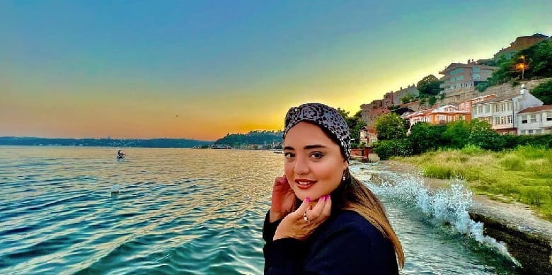 نرگس محمدی در ساحل گشت و گذار کرده است.