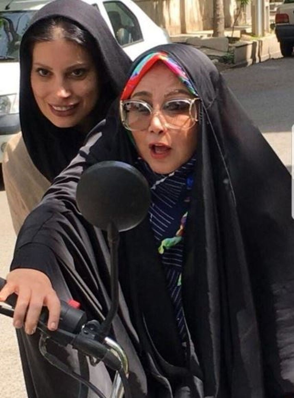 پوشش باورنکردنی "بهنوش بختیاری" هنگام موتورسواری/ عکس