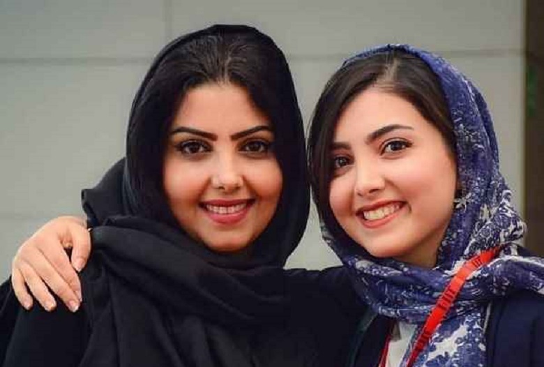 زیبا کرمعلی در کنار پدر و مادر جوانش عکس گرفته است.