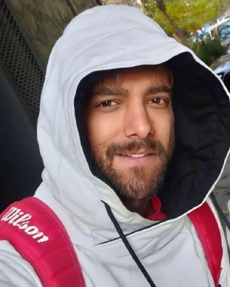 امیر مقاره تیپ زمستانی زده است.