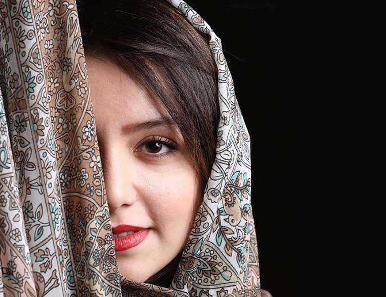 نازنین بیاتی تیپ کاملا ایرانی و سنتی زده است.