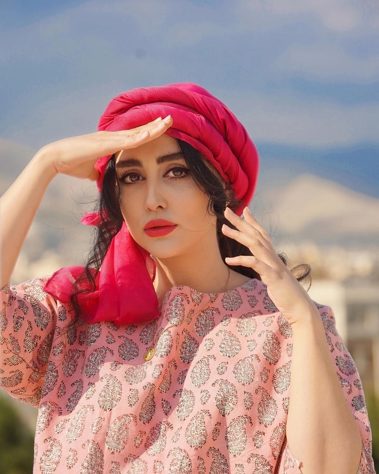 ستاره حسینی چهره و تیپ متفاوت دارد.