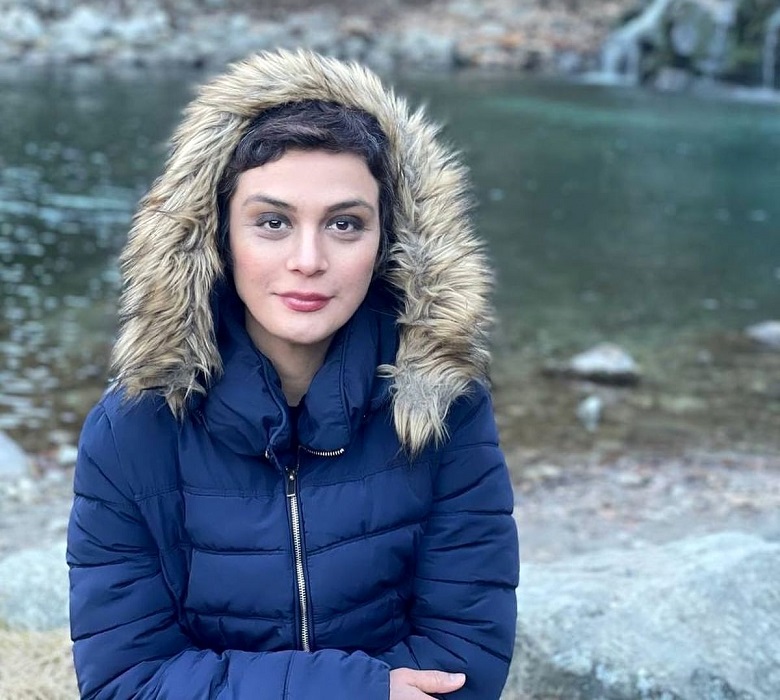 مارال فرجاد لباس خزی پوشیده است.