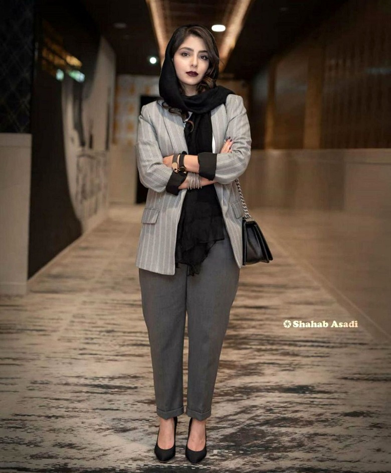 هستی مهدوی فر کت و شلوار پوشیده است.