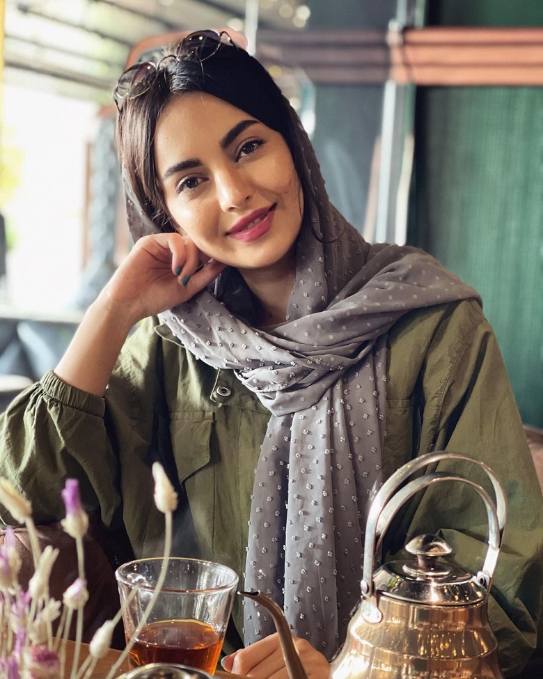 مهشید جوادی لبخند زورکی بر لب زده است.