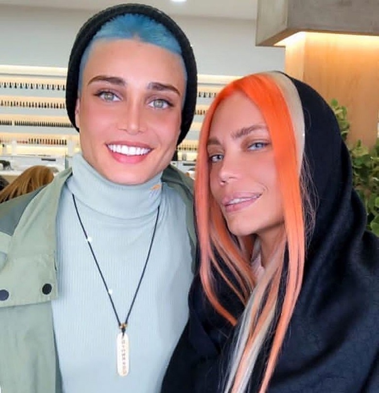 تینا آخوندتبار و دوستش آبی و نارنجی شدند.