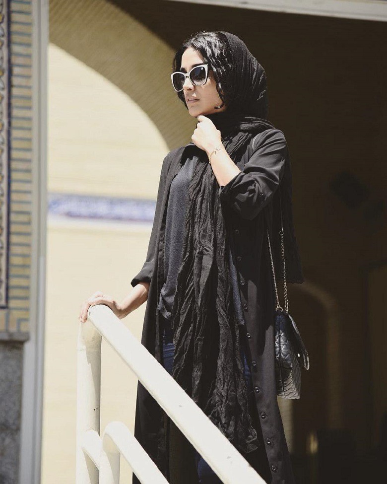 الهه حصاری سیاه‌پوش شده است.