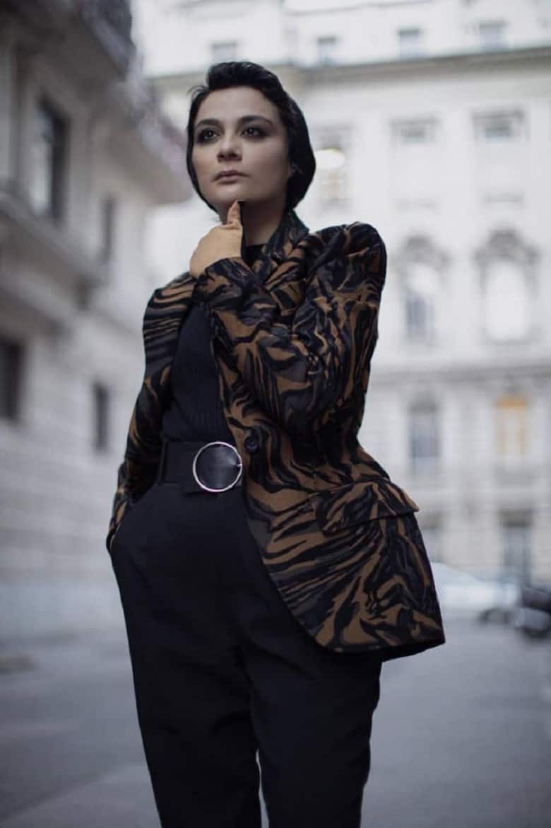 مارال فرجاد کت و شلوار تیره و اروپایی پوشیده است.