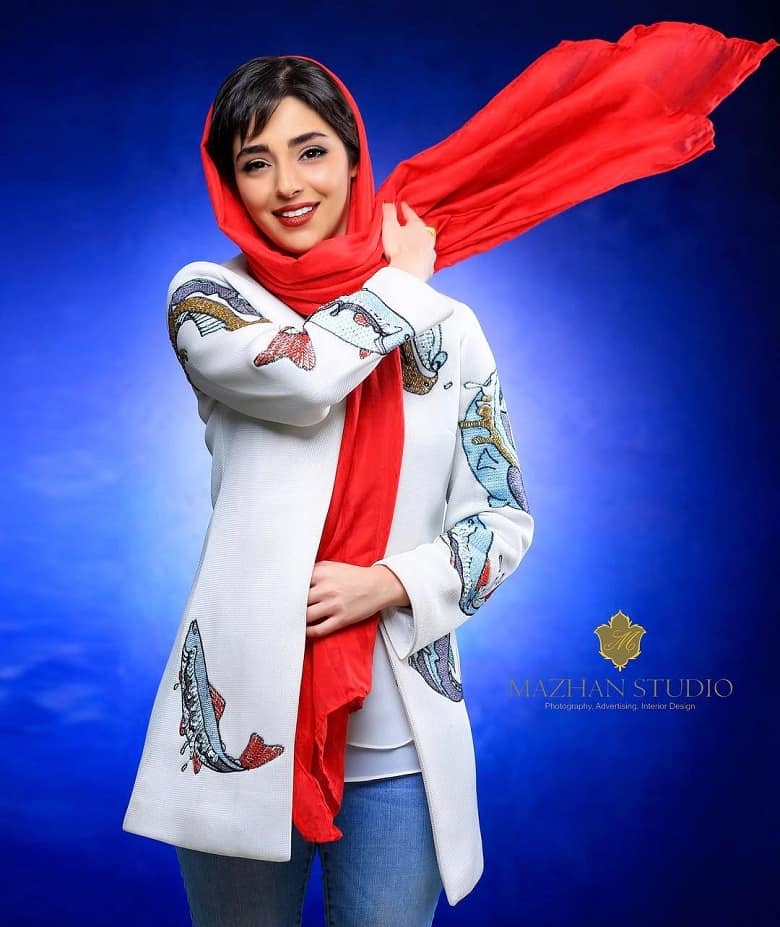 هستی مهدوی فر تیپ فرانسوی زده است.