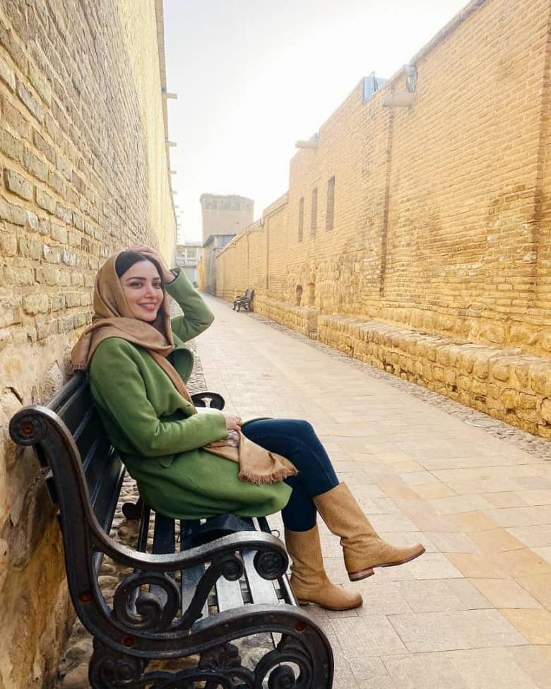 بهنوش طباطبایی در کوچه پس کوچه‌های شیراز گشت زده است.