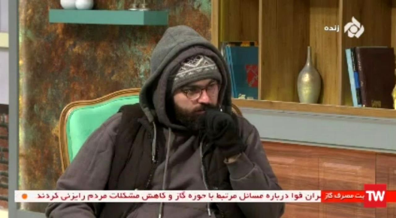 مصطفی امامی مجری معروف با 3 کلاه و کاپشن برنامه اجرا کرد