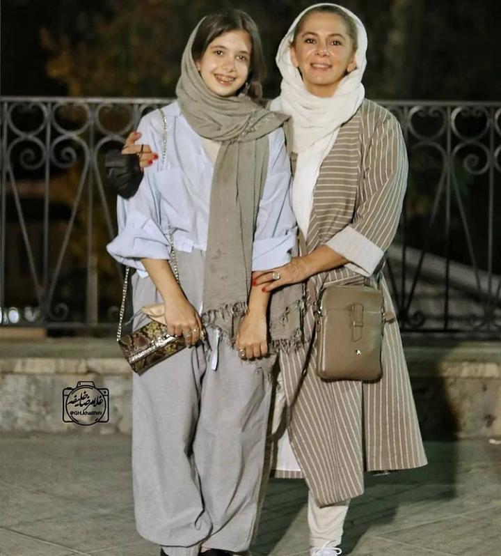 کولاک شباهت باورنکردنی “بهنوش طباطبایی” به دختر پژمان بازغی/ عکس 17 اردیبهشت 1401-18:191338 خواندن این مطلب 1 دقیقه زمان میبرد "بهنوش طباطبایی" شبیه دختر بچه ها شد/ عکس بهنوش طباطبایی عکسی را از خود به همراه دختر پژمان بازغی به اشتراک گذاشت که شباهت هر دو آنها سوژه شد. به گزارش وقت صبح، بهنوش طباطبایی به تازگی عکسی با نفس بازغی دختر پژمان بازغی را منتشر کرده است که شباهت این دو نفر به همدیگر نیز سوژه کاربران شد . کولاک شباهت باورنکردنی “بهنوش طباطبایی” به دختر پژمان بازغی/ عکس 17 اردیبهشت 1401-18:191338 خواندن این مطلب 1 دقیقه زمان میبرد "بهنوش طباطبایی" شبیه دختر بچه ها شد/ عکس بهنوش طباطبایی عکسی را از خود به همراه دختر پژمان بازغی به اشتراک گذاشت که شباهت هر دو آنها سوژه شد. به گزارش وقت صبح، بهنوش طباطبایی به تازگی عکسی با نفس بازغی دختر پژمان بازغی را منتشر کرده است که شباهت این دو نفر به همدیگر نیز سوژه کاربران شد .