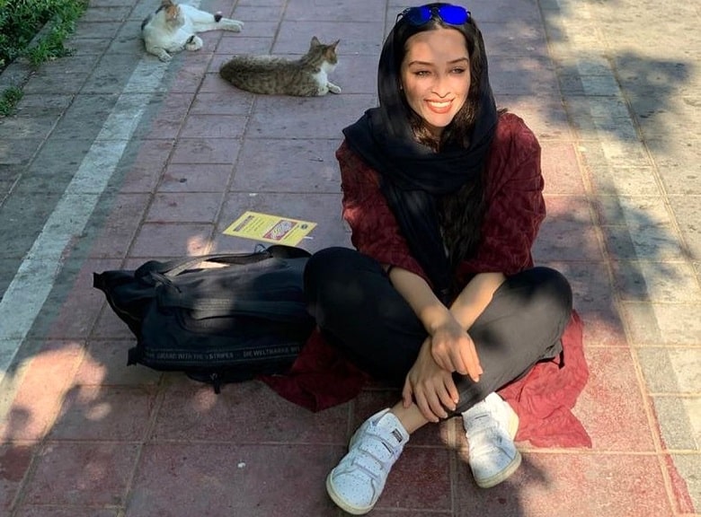 آناهیتا درگاهی کف پیاده رو ولو شده است.