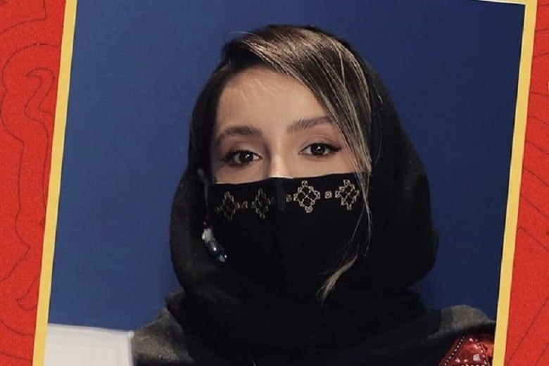 نازنین بیاتی از هنر زنان بلوچ در لباسش استفاده کرده است.