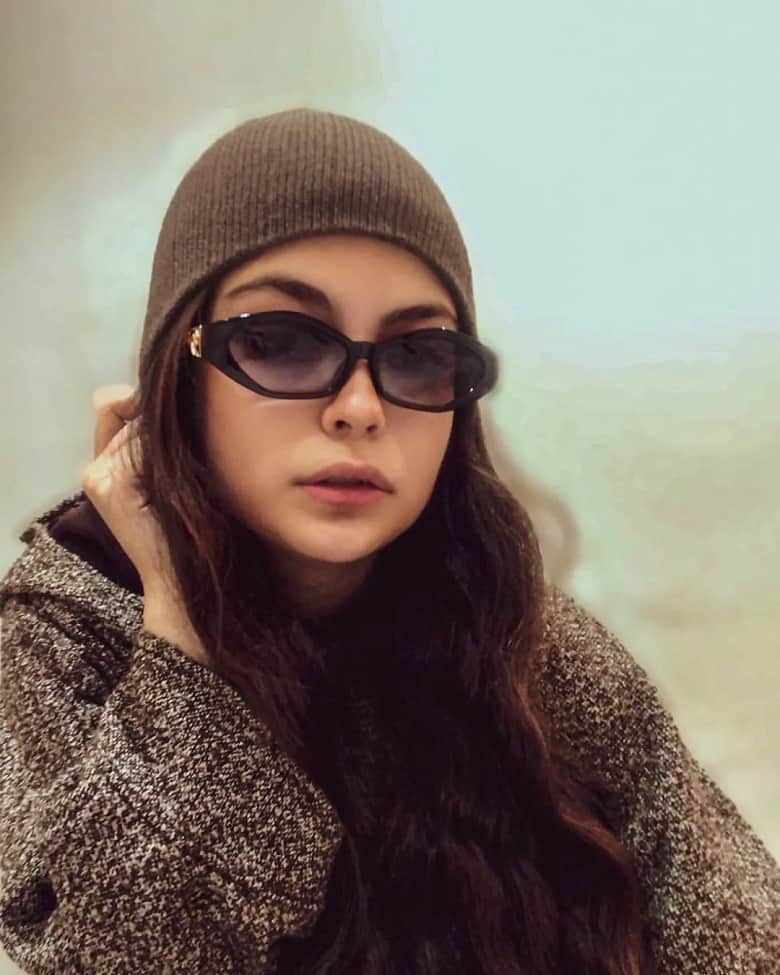 ستایش دهقان خواهر کوچولوی جیران ژست شیک و بزرگسالانه گرفته است.