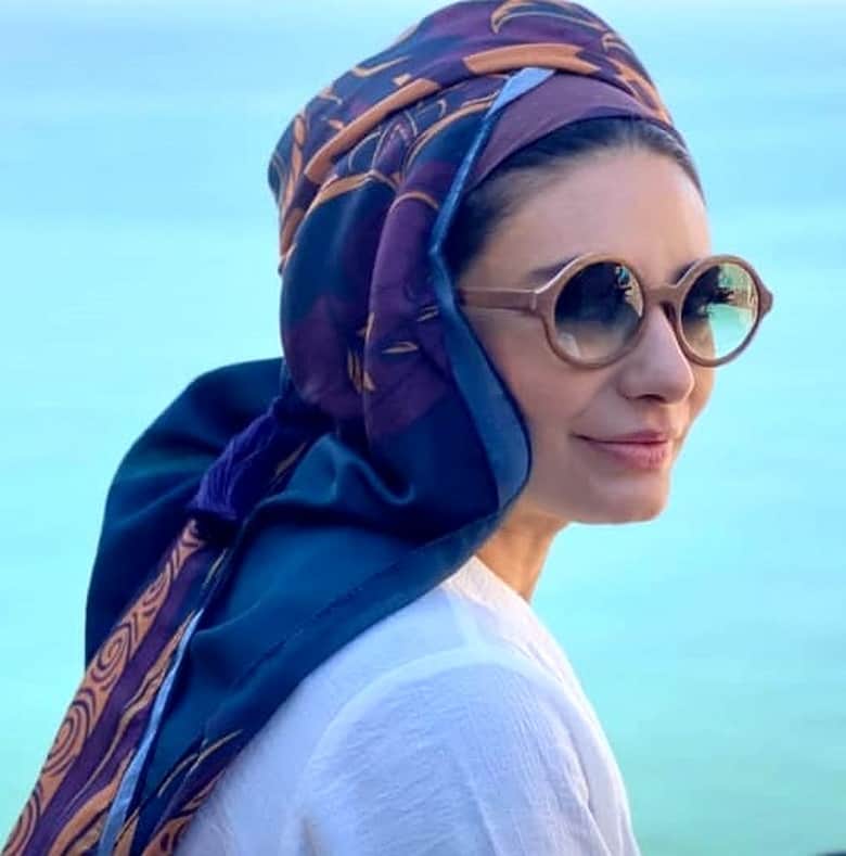 لیندا کیانی از فرانسه به لب دریا سفر کرده است.