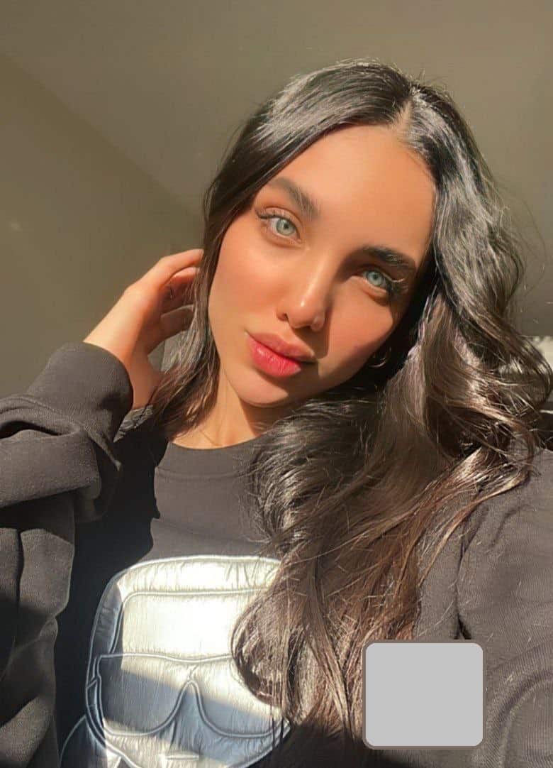 کیانا همسر فرشاد احمدزاده تیپ مشکی زده است.