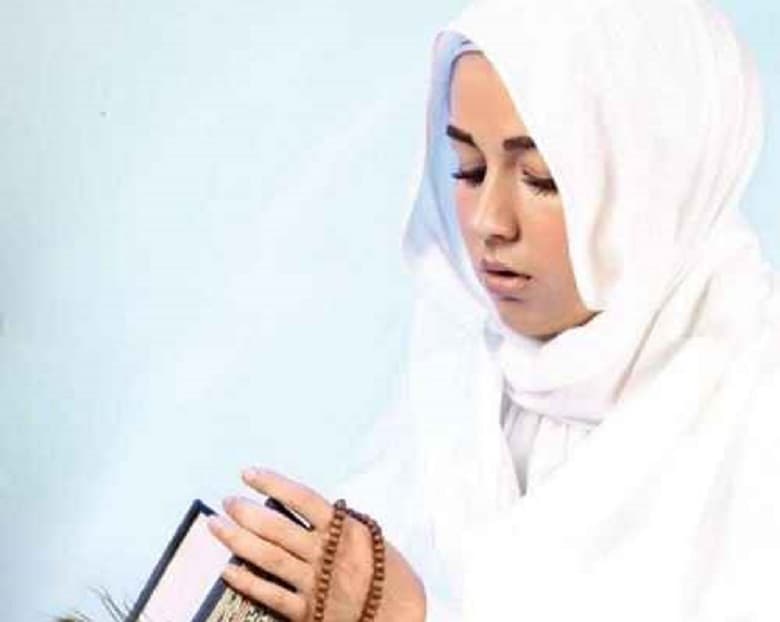 افسانه پاکرو نماز اول وقت می‌خواند.