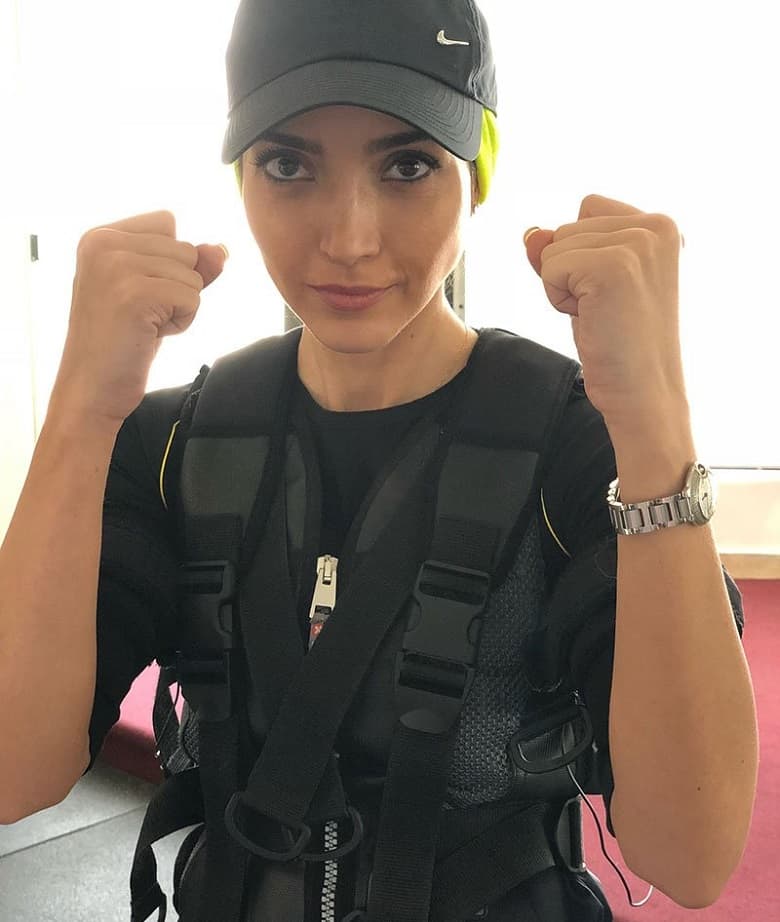 خاطره اسدی تیپ و ژست ورزشکاری و پرهیبت زده است.