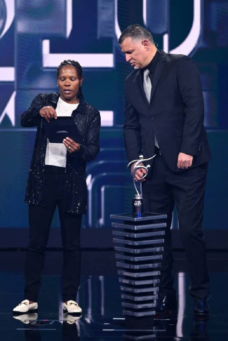 ستاره دنیای فوتبال زنان به شهریار نگاه معناداری انداخته بود.