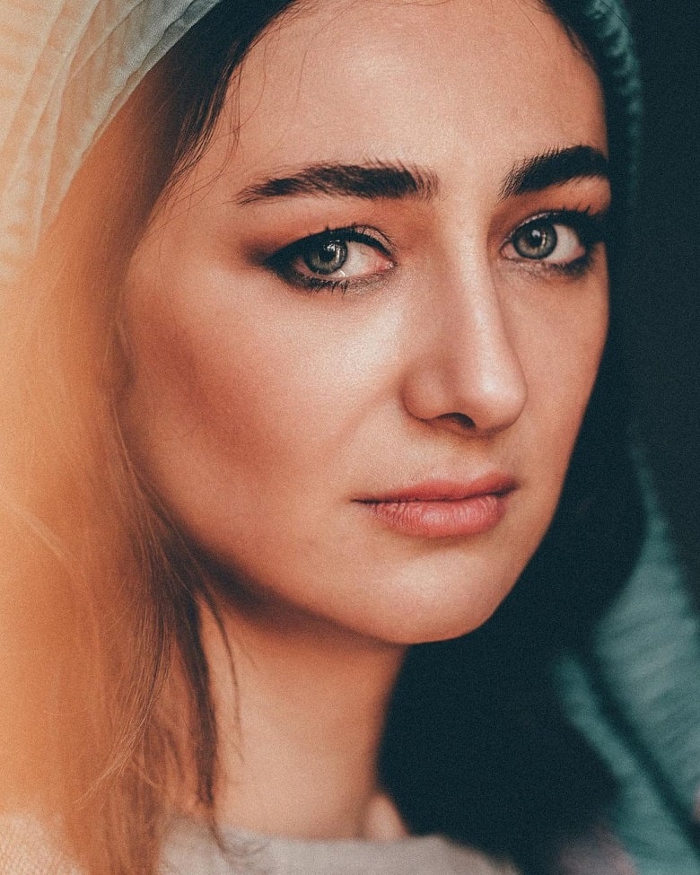 ویدا جوان چشمان غمگین و افسرده‌ای دارد.