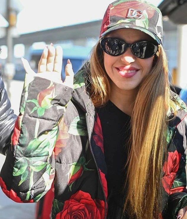 تصاویر جدیدی از شکیرا همراه پسرانش ساشا و میلان را ببینید که از بارسلونا وارد فرودگاه جان اف کندی نیویورک شدند و طرفداران شکیرا با او سلفی گرفتند. تصاویر جدیدی از شکیرا همراه پسرانش ساشا و میلان را ببینید که از بارسلونا وارد فرودگاه جان اف کندی نیویورک شدند و طرفداران شکیرا با او سلفی گرفتند.