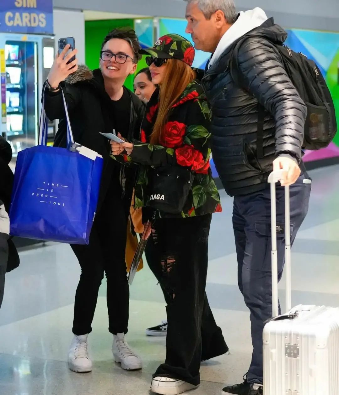 تصاویر جدیدی از شکیرا همراه پسرانش ساشا و میلان را ببینید که از بارسلونا وارد فرودگاه جان اف کندی نیویورک شدند و طرفداران شکیرا با او سلفی گرفتند. تصاویر جدیدی از شکیرا همراه پسرانش ساشا و میلان را ببینید که از بارسلونا وارد فرودگاه جان اف کندی نیویورک شدند و طرفداران شکیرا با او سلفی گرفتند.