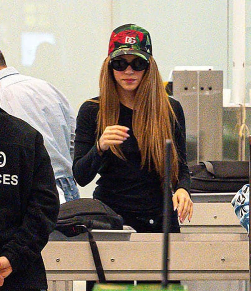 تصاویر جدیدی از شکیرا همراه پسرانش ساشا و میلان را ببینید که از بارسلونا وارد فرودگاه جان اف کندی نیویورک شدند و طرفداران شکیرا با او سلفی گرفتند. تصاویر جدیدی از شکیرا همراه پسرانش ساشا و میلان را ببینید که از بارسلونا وارد فرودگاه جان اف کندی نیویورک شدند و طرفداران شکیرا با او سلفی گرفتند.