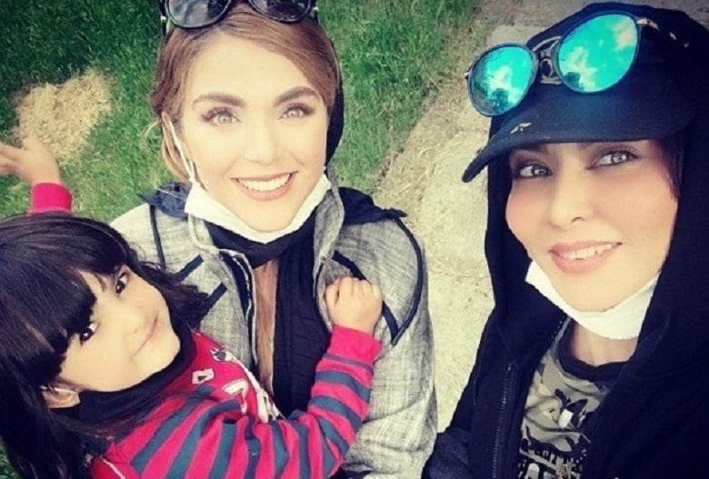 فقیهه سلطانی با خواهران زیبا و چشم رنگی‌اش عکس گرفته است.