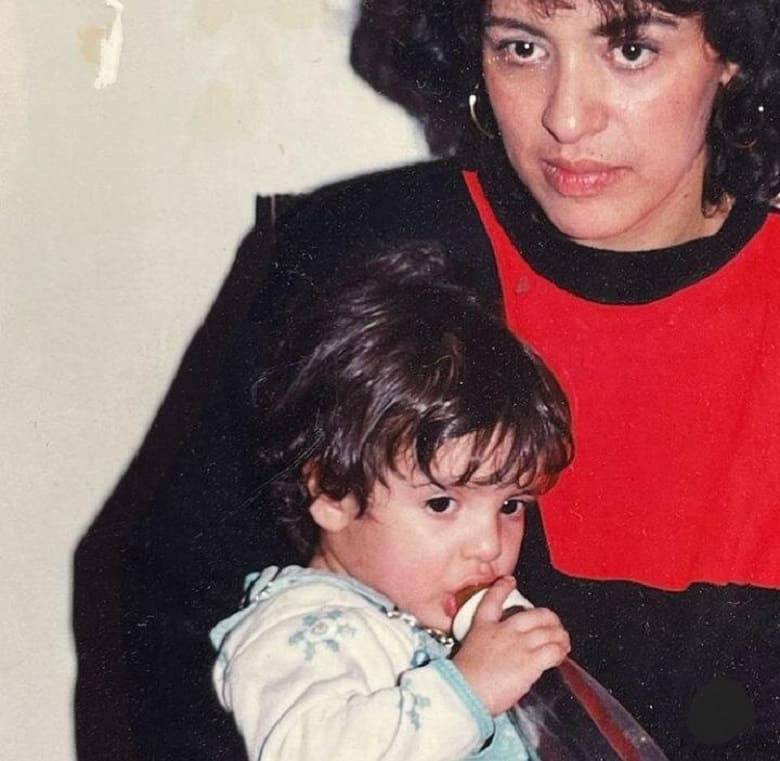 دنیا مدنی و مادرش حجاب ندارند.