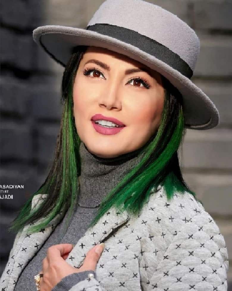 سمیرا حسینی کلاه‌های عجیب و غریبی بر سر می گذارد.