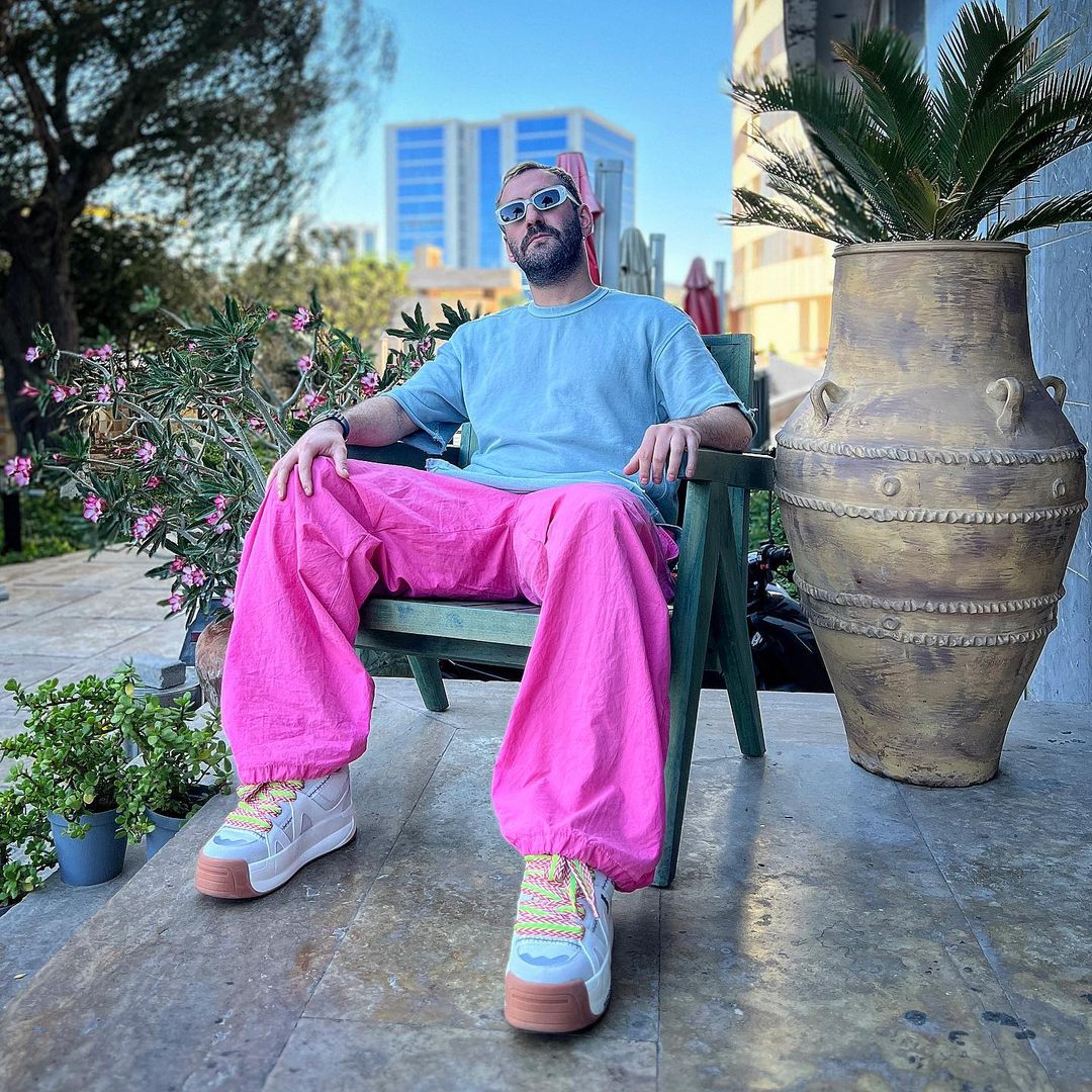 استایل عجیب نیما شعبان نژاد با شلوار صورتی/ عکس