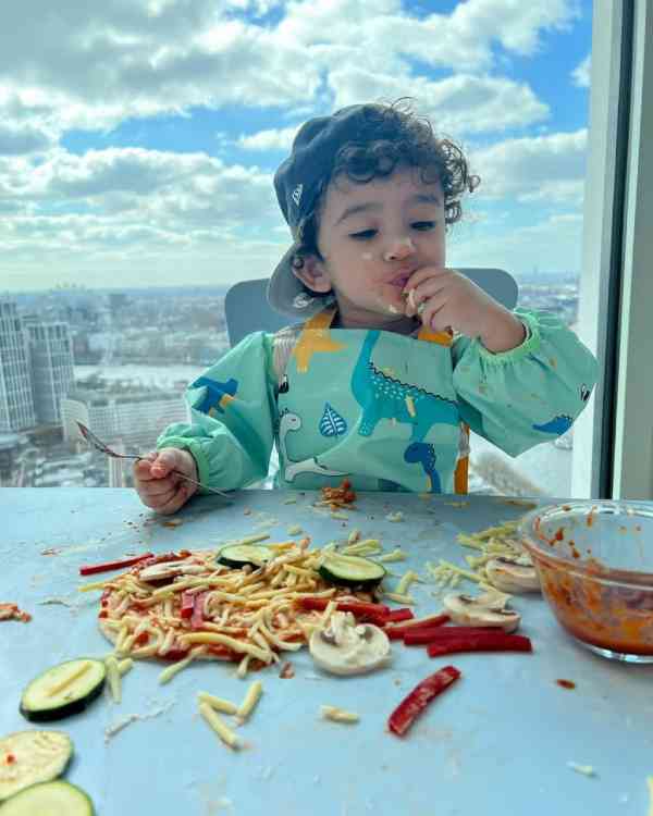 عکس های خنده دار "پسر دنیا جهانبخت" در حال پخت پیتزا/ عکس عکس های خنده دار "پسر دنیا جهانبخت" در حال پخت پیتزا/ عکس