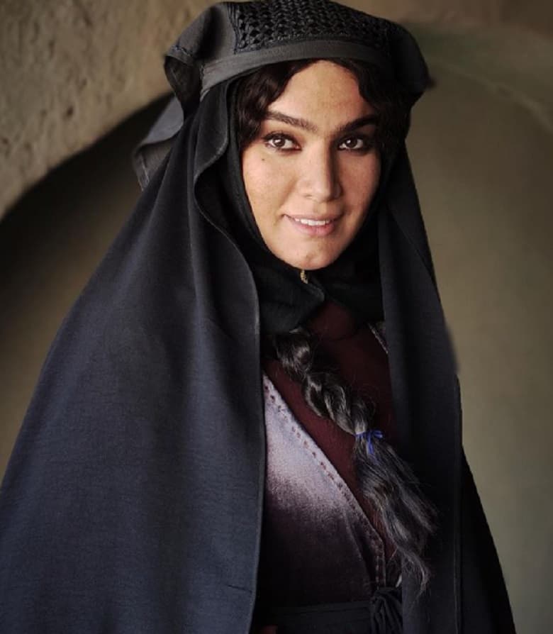 متین ستوده با تیپ و چهره تمام قجری عکس گرفته است.