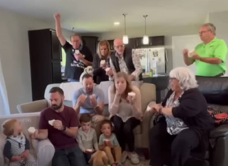 تصاویر/ خانواده‌ای که پس از ۱۳۸ سال صاحب اولین دختر شد!