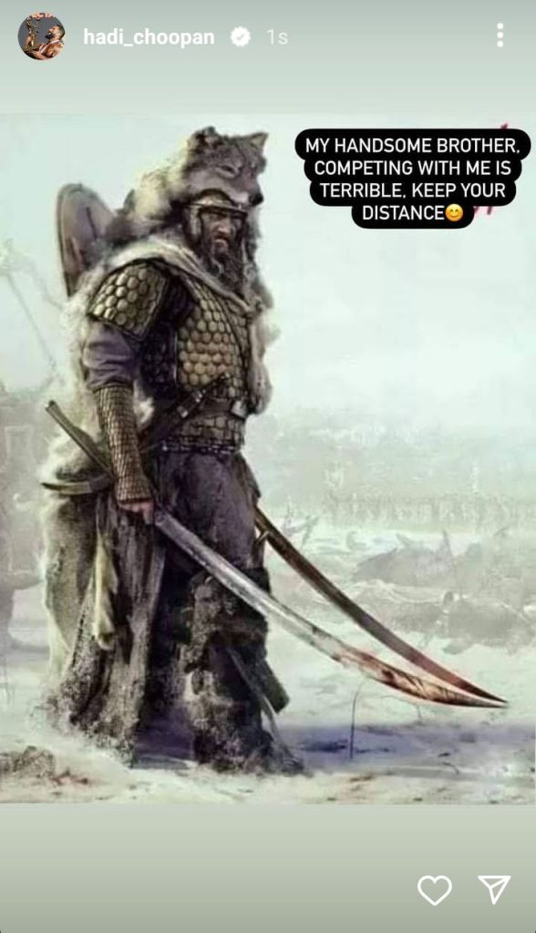 عکس/ هادی چوپان با دو شمشیر حریفان اش را تهدید کرد