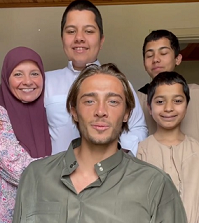 دیلن تیری عکسی از حج عمره خود را که در ماه رمضان به همراه مادرش به جا آورده بود با هوادارانش به اشتراک گذاشت.