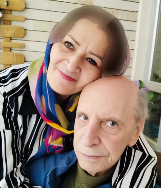 واقعا این خانم جوان چشم رنگی همسر “هوشنگ حریریرچیان” است/ عکس