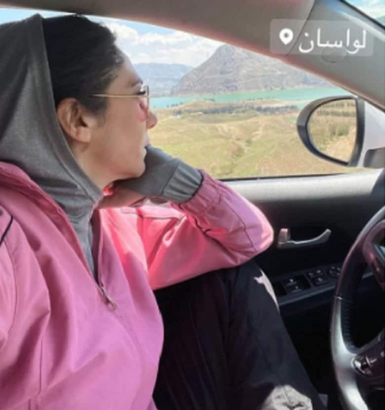 عکس/ لواسون گردی مینا وحید با شاسی بلند گران قیمتش!