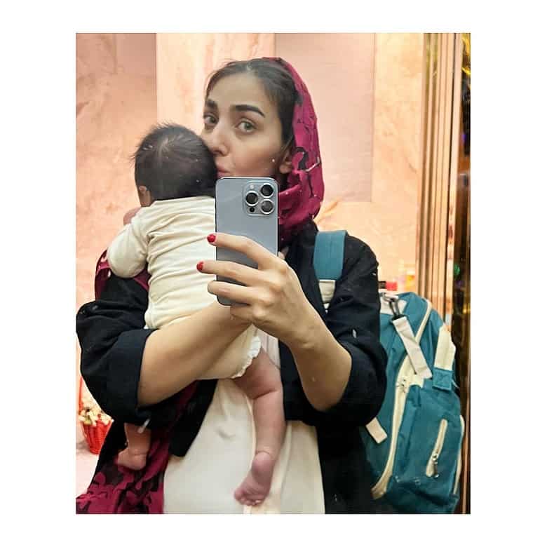 عکس/ نوه خانم بازیگر در آغوش عروس هنرمندش