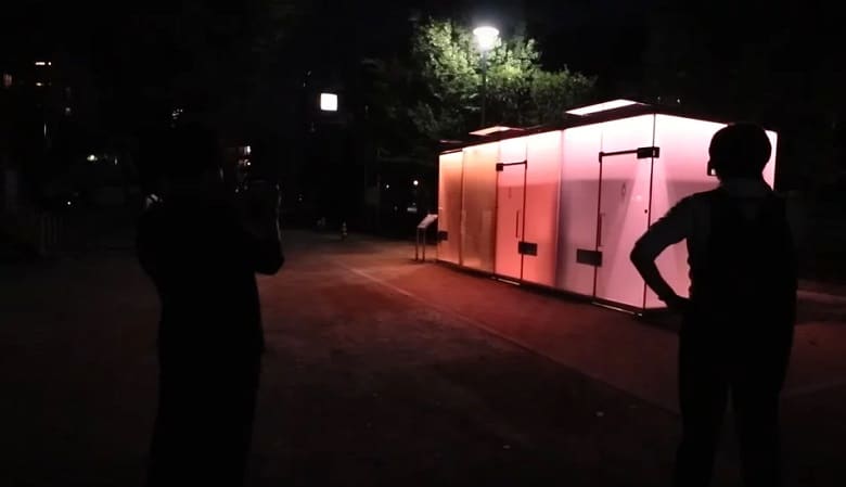 تصاویر/ توالت عمومی شفاف در ژاپن و دلیل عجیب ساخت آن!