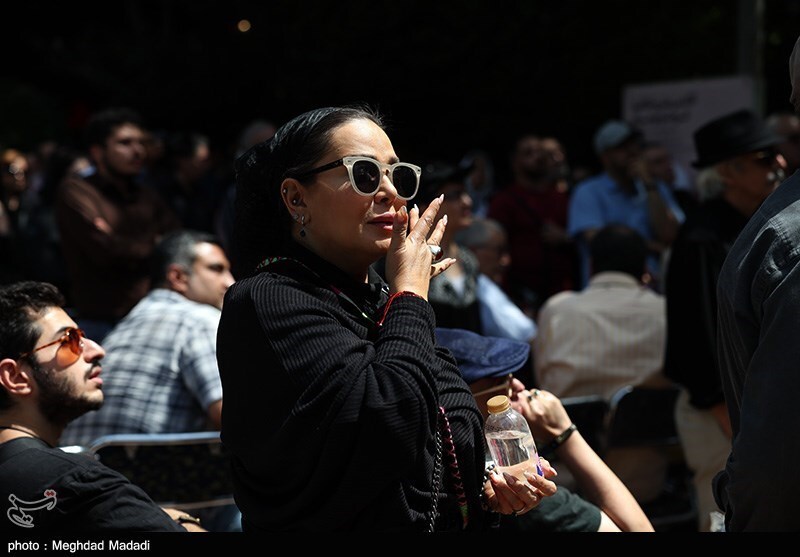 “بهاره رهنما” متفاوت تر از همیشه در خاکسپاری فریماه فرجامی ظاهر شد!+عکس