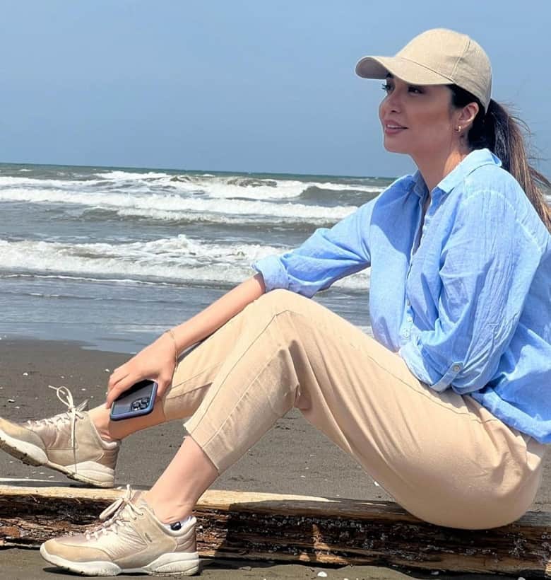 عکس/ تیپ لب دریا و جنجالی خانم وکیل نون. خ