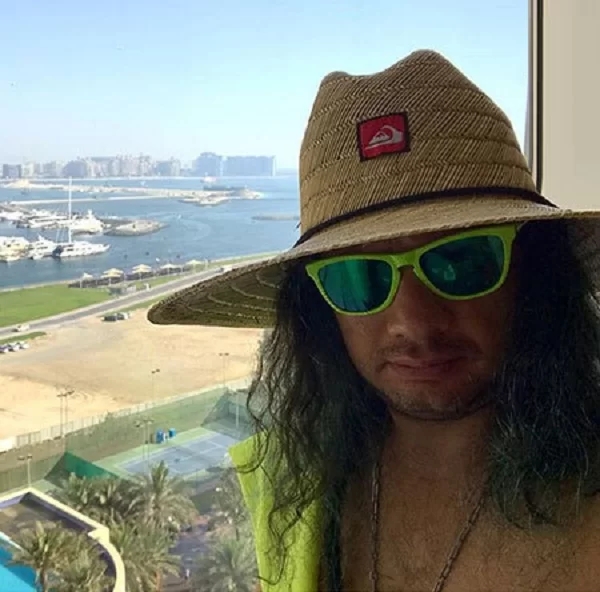 ریخت و قیافه باورنکردنی “علی صادقی” در دبی/ عکس