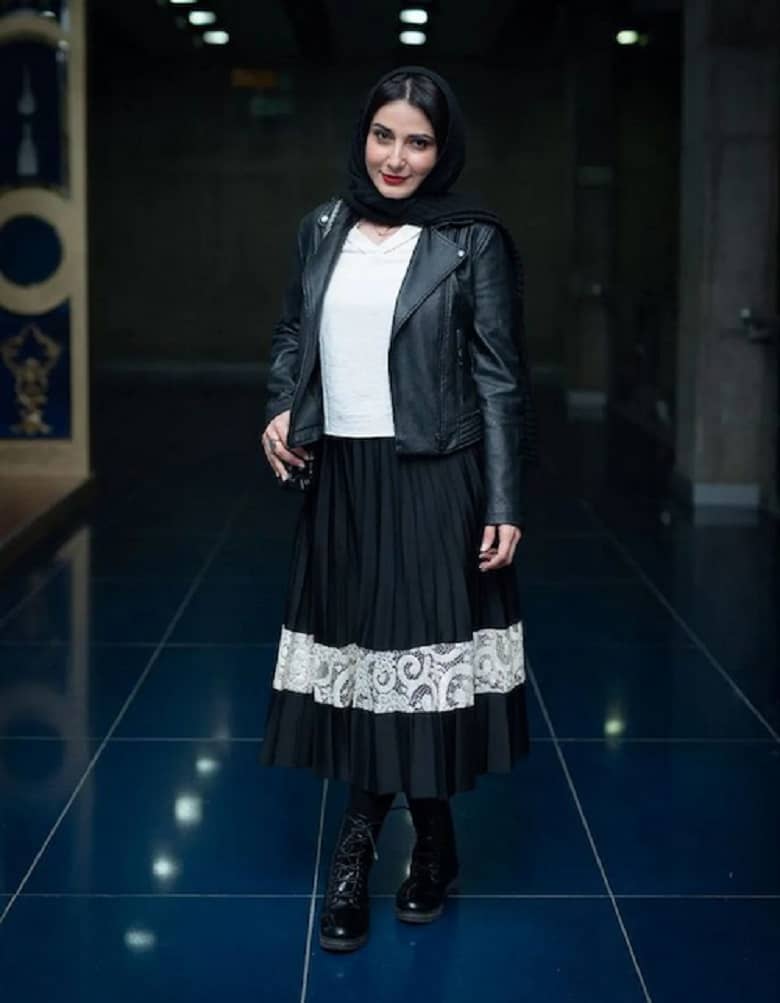 عکس/ وقتی خانم بازیگر حتی در ملا عام هم بی‌خیال جیران نمی‌شود!