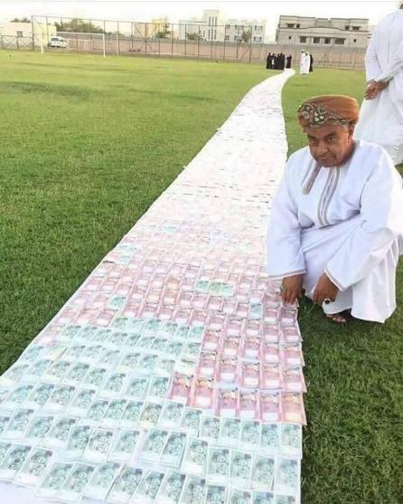 داماد زیر پای این عروس خوشبخت تا کیلومترها دلار پهن کرد/ عکس داماد زیر پای این عروس خوشبخت تا کیلومترها دلار پهن کرد/ عکس