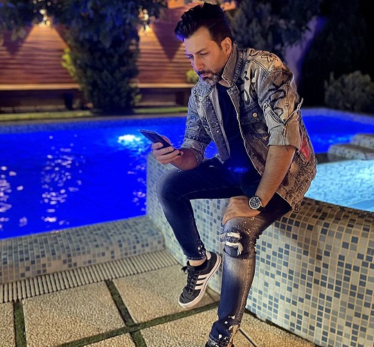 ژست مایه داری “مجید واشقانی” لب استخر/ عکس