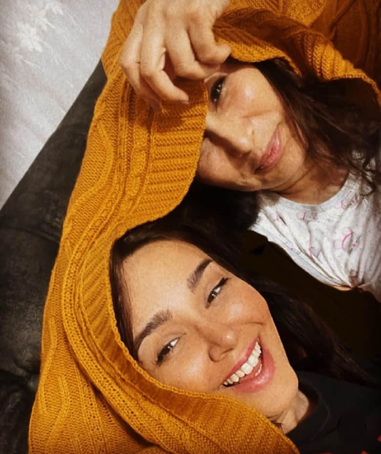 شیرین نون. خ و دوستش این گونه عکس دوتایی می گیرند!