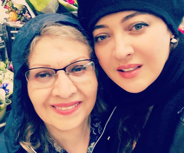 عکس/ نیکی کریمی به مادرش رفته که در ۵۲ سالگی این قدر جوان مانده!