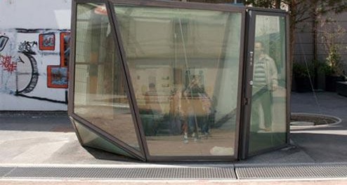 توالت های شرم آور تمام شیشه ای در وسط خیابان ها مد شد/ عکس